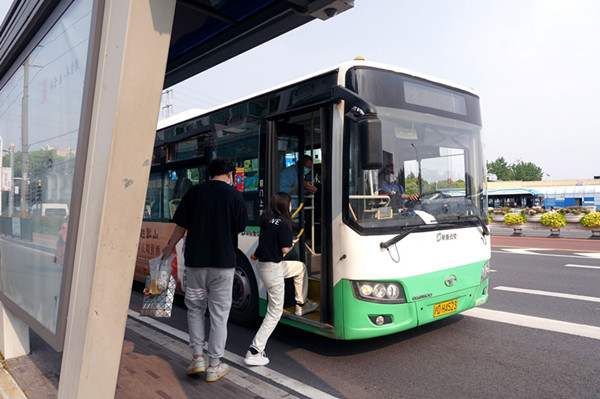 Shanghai to reopen public transport on Sunday